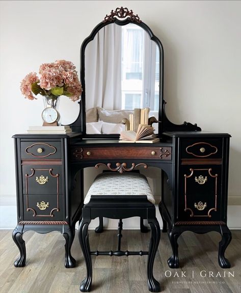 Victorian Makeup, Antique Makeup, Desk Retro, Vanity Antique, Mirror Victorian, Vanity Table Vintage, Vanity Vintage, Craftsman Style Doors, Victorian Vanity