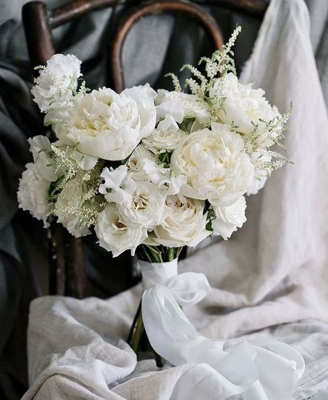 Simple Wedding Bouquets, Bridesmaid Bouquet White, Bridal Bouquet Peonies, Wedding Bouquets Bride, Romantic Bouquet, Bridal Bouquet Flowers, All White Wedding, White Bridal Bouquet, White Wedding Bouquets