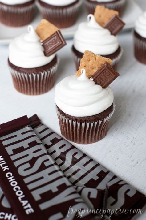 Having a bake sale? These S'mores Cupcakes are big sellers. And with pretty packaging tips, they'll be the first to sell out! Bale Sale Items, Best Bake Sale Sellers, Bake Sell, Kids Bake Sale, Fall Bake Sale, Bake Sale Desserts, Benefit Ideas, Summer Cupcake, Packaging Tips