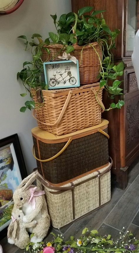 Fall Picnic Basket Decor, Vintage Picnic Basket Decor, Picnic Basket Decor, Wicker Basket Decor, Basket Decor Ideas, Decorate With Baskets, Basket Makeover, Antique Booth Ideas, Vintage Picnic Basket