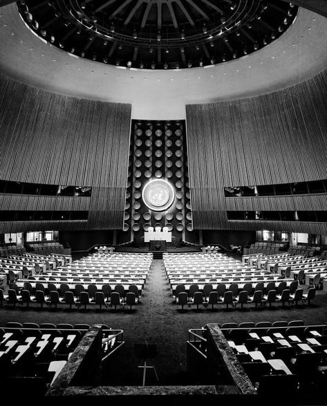 The United Nations Secretariat Building by Harrison, Le Corbusier & Niemeyer | ArchEyes World Humanitarian Day, United Nations Human Rights, United Nations General Assembly, Career Vision Board, Oscar Niemeyer, General Assembly, International Relations, Dream Career, Brutalist Architecture