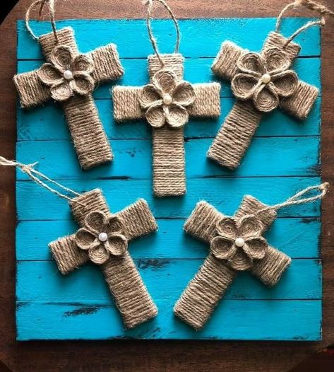 Christmas Cross Ornaments, Easter Crosses, Matchstick Craft, Cross Ornaments, Wooden Cross Crafts, Xacto Knife, Wooden Clothespin Crafts, Recuerdos Primera Comunion Ideas, Easter Craft Decorations