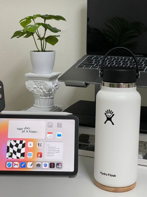 White Hydroflask Aesthetic, Ipad Mini Aesthetic, Aesthetic Desksetup, White Black Aesthetic, Hydroflask Aesthetic, Organized School, Bottle Aesthetic, Ipad Setup, Chromebook Case