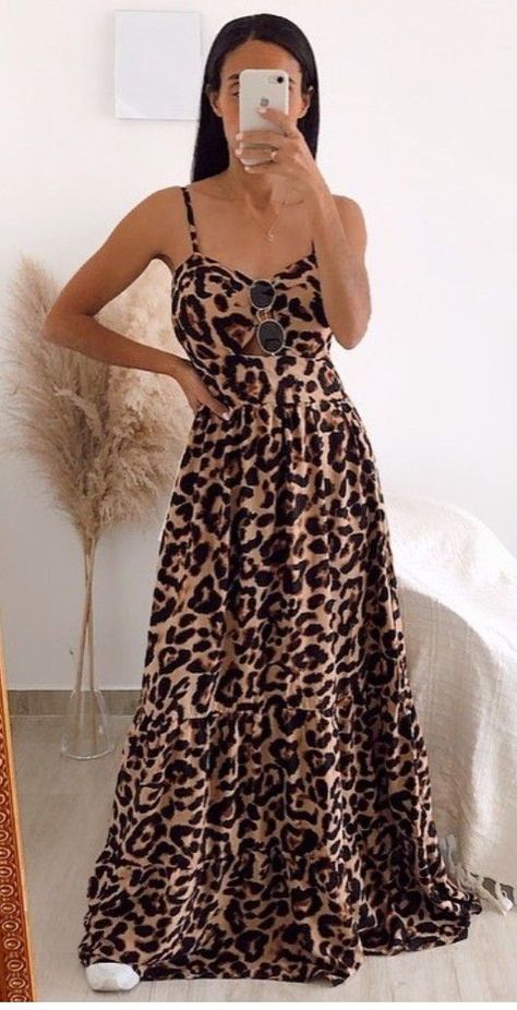 f4a4da9aa7eadfd23c7bdb7cf57b3112desc51422951ri Classy Maxi Dress, Pink Dress Fashion, Parisian Outfits, Flowy Dress Long, Leopard Fashion, Wardrobe Tips, Outfits Chic, Nice Style, Blue Bridesmaid Dresses