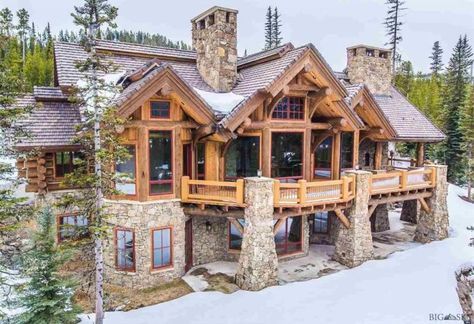 We've gathered 8 of the most stunning log cabin homes in America that boast spectacular views, exquisite floor plans and immaculate attention to detail. Log Home Interiors, Tiny Log Cabins, Houses In America, Log Home Designs, Log Cabin Ideas, Living Luxury, Log Cabin Kits, Cabin Interiors, Casa Exterior