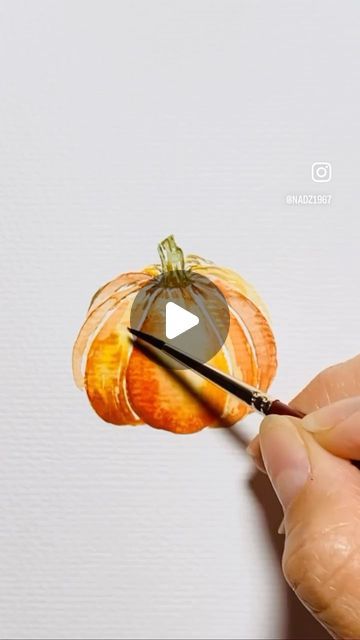 Nadia Sacchetto’s Watercolor Art on Instagram: "Happy Foggy Sunday morning everyone! I hope you are all having and a wonderful Fall weekend. Here’s a Fall reel of an easy watercolour pumpkin. I hope you’re all finding these mini tutorials helpful! Please let me know if you have any questions or comments below. Thank you for your continued support in this art journey.  🌸🌼🌸🌼🌸🌼🌸🌼🌸  Artist 👩‍🎨 - follow me for more @nadz1967  Paints @winsorandnewton @danielsmithartistsmaterials  Paper @artnfly 💕  🌸🌼🌸🌼🌸🌼🌸🌼🌸  #pumpkin  #newart  #sunday  #sunshine #sun #weekend  #evening  #mood  #motivation  #motivateothers  #inspire  #inspiredaily  #dailyart  #dailyinspiration  #daily  #design  #watercolour  #artist  #artoftheday  #artistsoninstagram  #paintingoftheday  #paintingforsale  #wat Thanksgiving Paintings Easy, Watercolor Fall Pumpkins, Pumpkin Watercolor Tutorial, Thanksgiving Watercolor Ideas, Watercolor Pumpkins Tutorial, Fall Watercolor Paintings Easy, Watercolour Pumpkin, Pumpkin Watercolor Painting, Watercolor Pumpkins Autumn