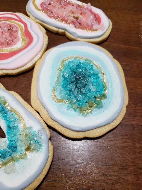 Blue Geode Cookies Crystal Cookies Decorated, Geode Cookies Decorated, Geode Desserts, Geode Birthday Party, Geode Cupcakes, Crystal Cookies, Geode Cookies, Geode Party, Sugar Cookie Cakes