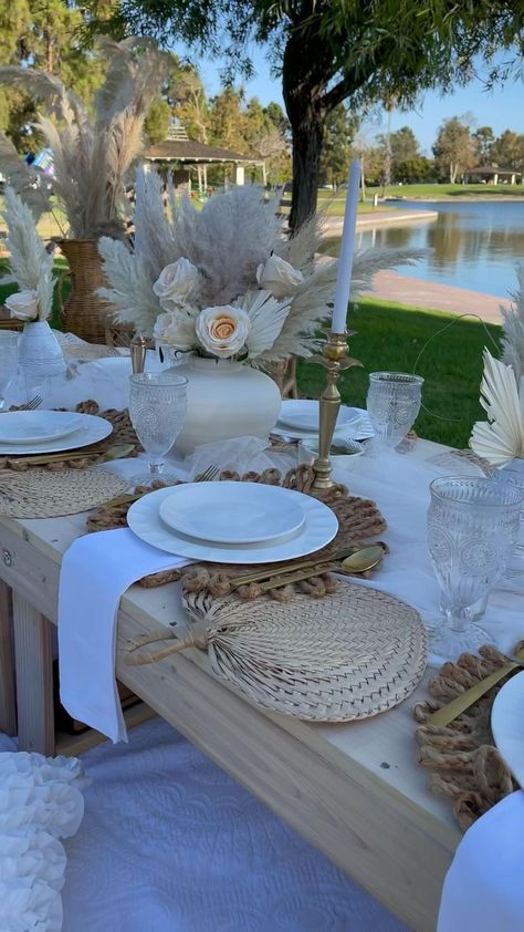 Bridal Picnic, Picnic Table Decor, Picnic Party Decorations, Luxury Picnics, Backyard Bridal Showers, Backyard Birthday Parties, Picnic Inspiration, Backyard Birthday, Picnic Decorations