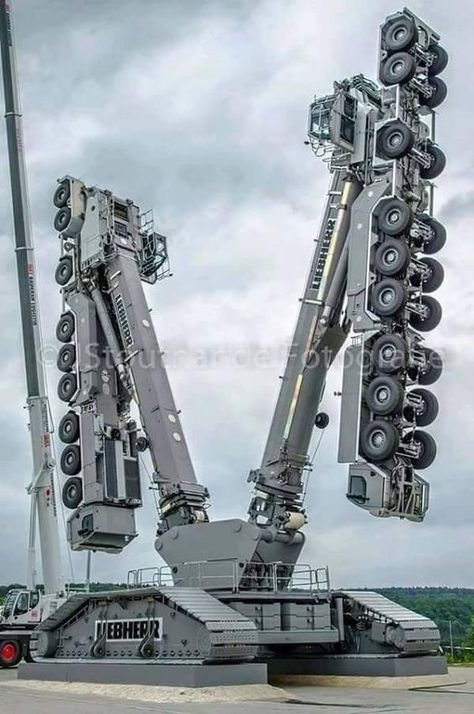 Rotating Sculpture, Liebherr Crane, Truk Besar, Crane Machine, Heavy Construction Equipment, Big Machines, Big Boy Toys, Big Rig Trucks, Heavy Machinery