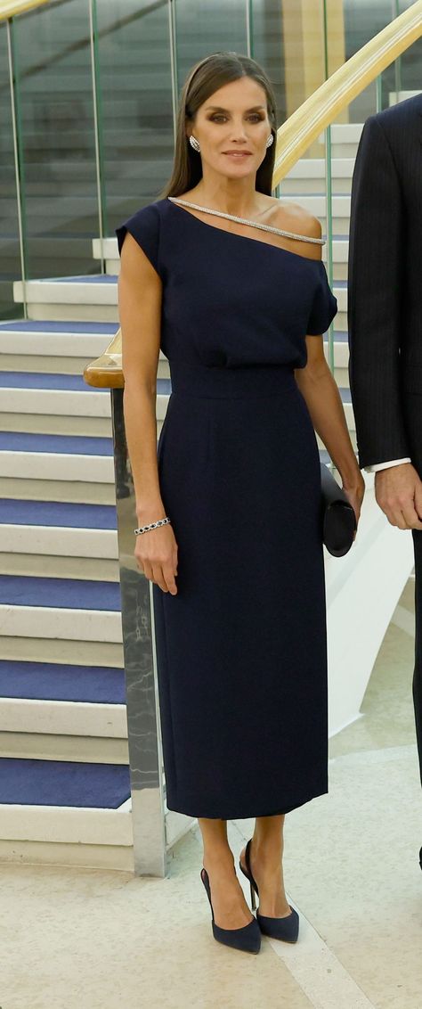 Photos: Queen Letizia's outfits in Croatia Dresses Design Ideas, Semi Formal Mujer, Minimalist Fashion Women Outfits, High Low Dresses, Queen Of Spain, Dresses Design, Dark Dress, Bella Hadid Outfits, Royal Dresses