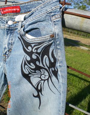 I did this sort of art years ago (down the side of one leg) to a pair of favorite jeans I messed up with bleach, so I covered it with black sharpie~~vine type swirls.)  - Trish Stuart -Artists gallery - www.twthreads.com Custom Jeans Diy, Looks Hip Hop, Painted Clothes Diy, Bleached Jeans, Diy Clothes Design, Sharpie Art, Custom Jeans, Bleach Art, Black Sharpie