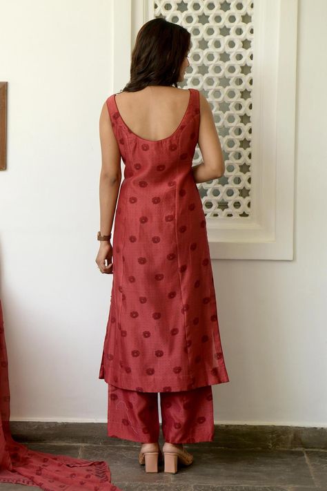 Kurti Back Designs, Traditional Dresses Indian, Simple Indian Suits, Kurta Set With Dupatta, Silk Kurta Set, Silk Kurti Designs, Stylish Kurtis Design, Red Kurta, Diwali Outfits