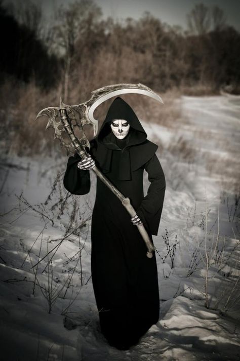 Grim reaper costume Scary Hollowed Costumes, Grim Reaper Costume Kids, Grim Reaper Makeup, Halloween Costumes Star Wars, Scary Pics, Original Halloween Costumes, Grim Reaper Costume, Star Wars Halloween Costumes, Reaper Costume