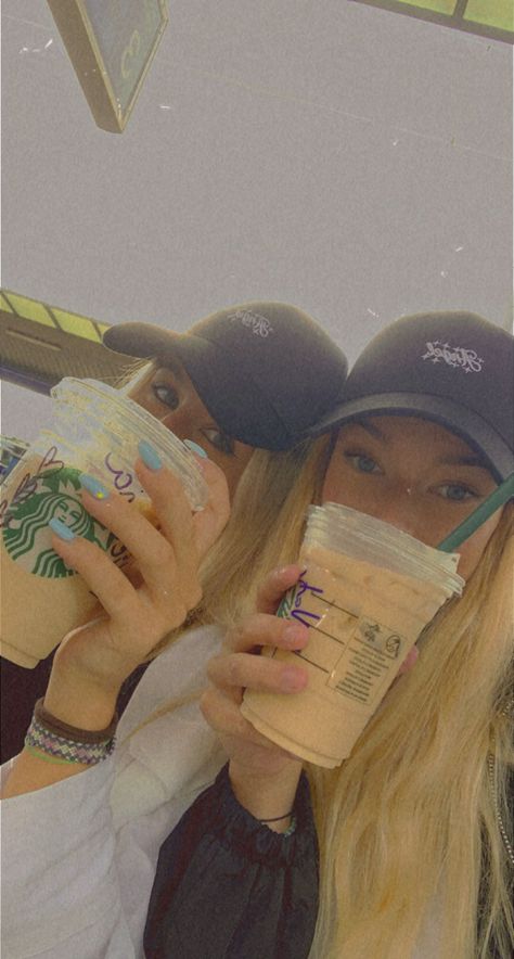 Starbucks Pictures, Starbucks Girl, Aesthetic Starbucks, Bff Poses, Photo Recreation, Friend Pictures Poses, Best Friend Poses, Best Friend Photoshoot, Milk Shakes