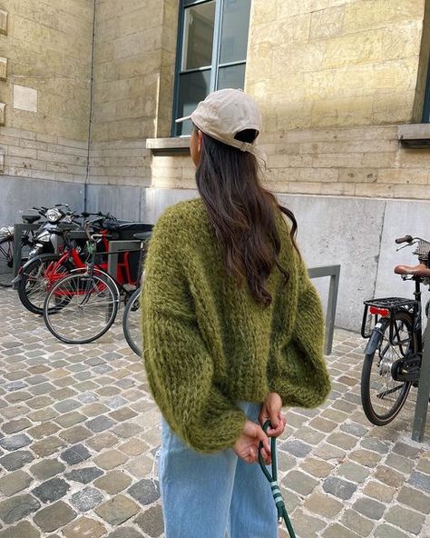 Styling Knitted Sweater, Knitted Clothes Ideas, Green Cardigan Outfit Aesthetic, Green Knit Sweater Outfit, Knit Wear Outfit, Granola Streetwear, Knit Sweater Outfits, Cool Winter Outfits, Chunky Knit Sweater Outfit