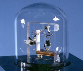 In 1997 Lucent Technologies created this replica to commemorate the 50th anniversary of the invention of  the point-contact transistor at Bell Labs. First transistor. First Transistor, Bell Labs, Alexander Graham Bell, Quantum Computer, Communication System, Vacuum Tube, Random House, Electrical Engineering, Apple Iphone 6