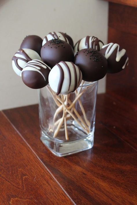 Chocolate Cake Pop Recipe, Brownie Aesthetics, White Chocolate Cake Pops, Covered Chocolate, Easy Homemade Ice Cream, Cake Pop Designs, Chocolate Cake Pops, Chocolate Pops, White Chocolate Cake