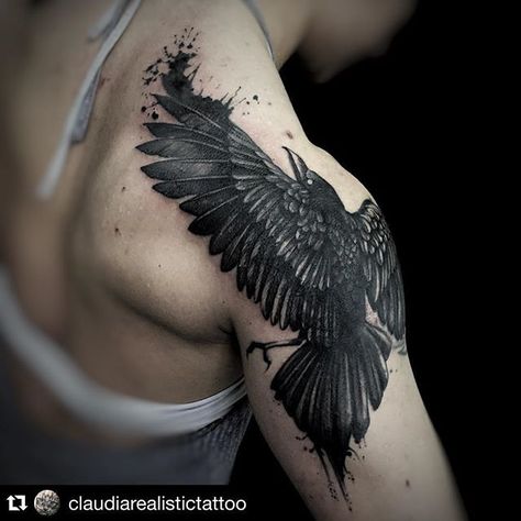 Tattoo by @claudiarealistictattoo Info:02.20404041 claudiarealistictattoo@gmail.com #thebestitaliantattooartists #thebesttattooartists #tattoo #tattoos #tatooing #primordialpain #primordialpaintattoo #milano #milanotattoo #realistic #realistictattoo #blackwork #raven #crow Kurt Tattoo, Rabe Tattoo, Tattoo Perna, Crow Tattoo, Nordic Tattoo, Raven Tattoo, Bird Tattoo, Viking Tattoos, Birds Tattoo