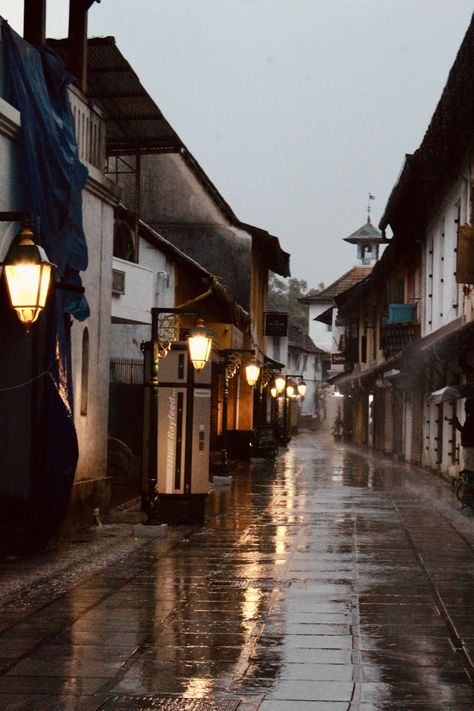 Fort Kochi Photography Poses, Kochi Aesthetics, Fort Kochi Aesthetic, Fort Kochi Night, Kerala Street Photography, Old Kolkata Aesthetic, Kerala Aesthetic, Fortkochi Street, Kolkata Asthetic Pic