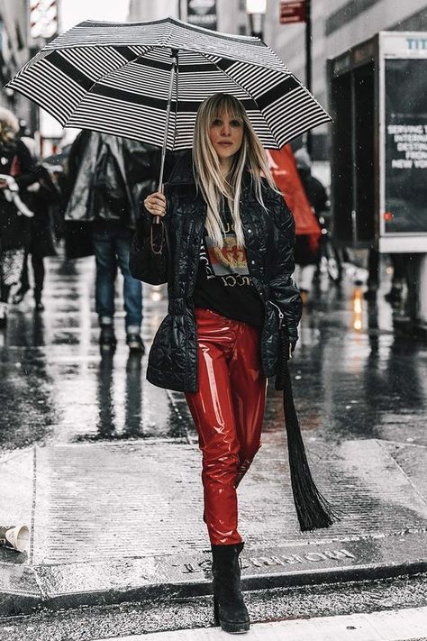 Pvc Pants, Lederhosen Outfit, Street Style Jacket, Street Style New York, 2017 Style, Leather Pants Outfit, Legging Outfits, Shiny Clothes, Outfit Trends