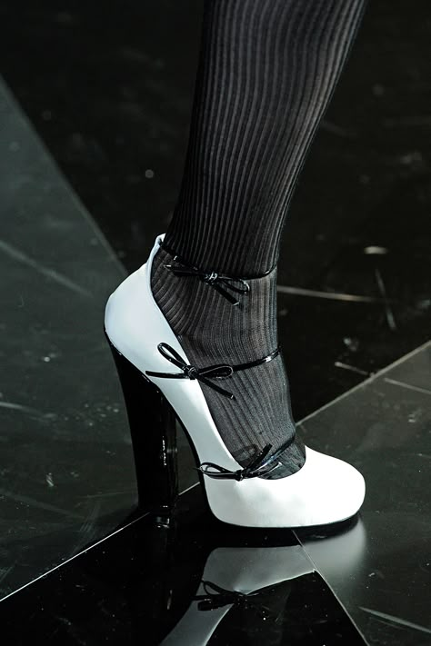 Louis Vuitton fall 2011 Junko Shimada, Louis Vuitton Heels, Pretty Heels, Dr Shoes, Runway Shoes, Shoes Heels Classy, Walk On The Wild Side, Heels Classy, Fancy Shoes