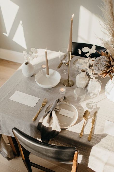 SIMPLE THANKSGIVING TABLESCAPE Dinner Table Set Up, White Linen Tablecloth, Modern Table Setting, Tafel Decor, Minimalist Tables, Dinner Table Setting, Table Setting Decor, Dinner Table Decor, Thanksgiving Table Settings