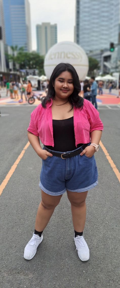 Pink Top, Denim shorts Top Ootd, Denim Shorts Outfit, Shorts Outfit, Pink Top, Pink Sweatshirt, Black Denim Shorts, Pink Tops, Black Denim, Short Outfits