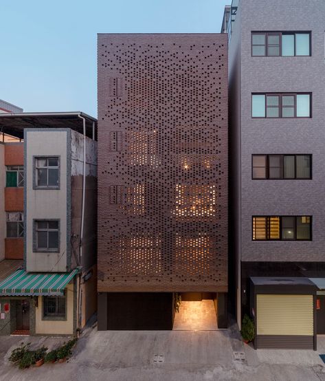 Situated near the historic “Taiwan-Renga” (台灣煉瓦) brick kiln from 1899 that prospered this working-class district in Kaohsiung, Taiwan, the Veil House revisit… Bricks House, Kaohsiung Taiwan, Clay Bricks, Modern Tapestry, Colorful Terrazzo, 2023 Picture, Amazing Houses, Traditional Houses, Kaohsiung