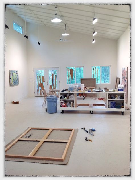 Carl Goldhagen's Painting Studio. (I visited it this summer and he just told me I could pin it!) Art Studio Plans Layout, Oil Paint Studio, Sculpture Studio Space, Artist In Their Studio, Studio Easel, Art Studio Easel Wall, Workspace Studio, Painters Studio, Art Studio Organization