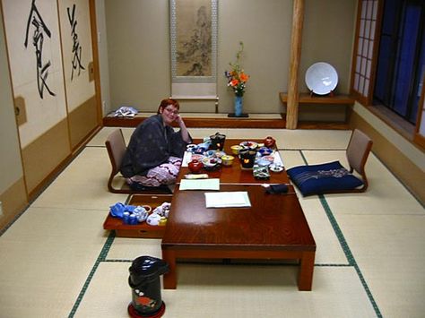 Traditionally Japanese people eat on the ground with low tables it is easier to eat with chopsticks this way Chabudai Japanese Style, Japanese Eating Table, Japanese Tables, Japanese Eating, Eat With Chopsticks, Japanese Style Table, Round Room, Japanese Table, Eating Table