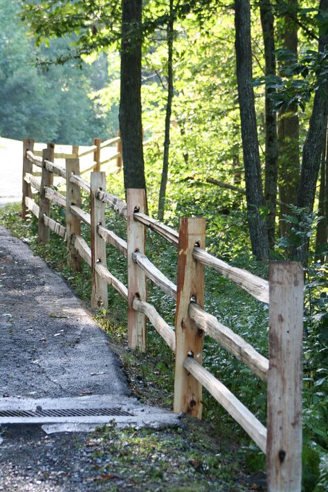 Fence In The Woods, Rustic Wood Fence Ideas, Cabin Driveway, Cedar Split Rail Fence, Log Fence, Redwood Fence, Driveway Fence, Split Rail Fence, Country Fences