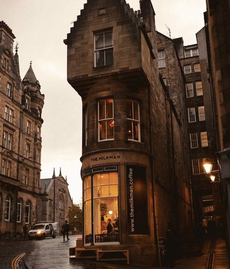 Wallpapers Fall Aesthetic, Scottish Town, Fall Aesthetic Pictures, Wallpapers Fall, Fall Aesthetic Cozy, Scotland Aesthetic, Edinburgh Christmas, Cozy Fall Aesthetic, Moving Overseas