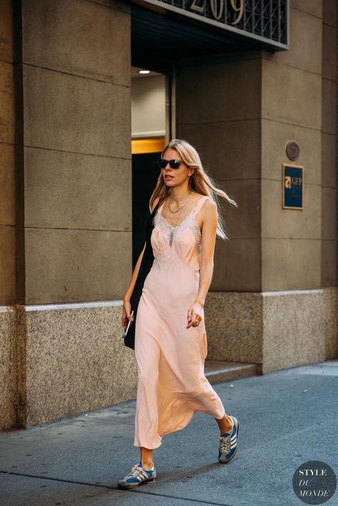 New York SS 2023 Street Style Vintage Slip Dress Outfit, How To Style A Slip Dress, 2023 Street Style, Slip Dress Outfit, Reportage Photography, Vintage Slip Dress, Style Formal, Looks Street Style, New York Style