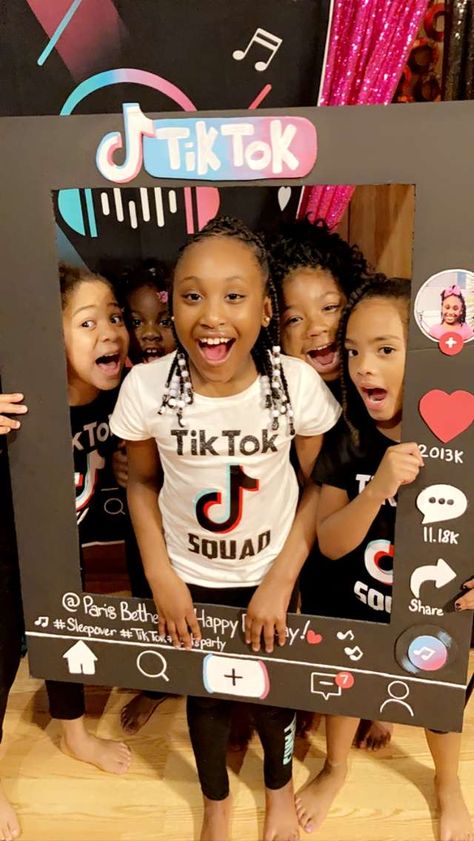 Tiktok Bday Party Ideas, Tik Tok Outfit Ideas For Birthday, Tik Tok Themed Birthday Party Ideas, Tik Tok Theme Party, Tick Tock Party Ideas, Diy Tik Tok Party Decor, Tiktok Theme Party, Tik Tok Birthday Party Ideas Diy, Tik Tok Party Games