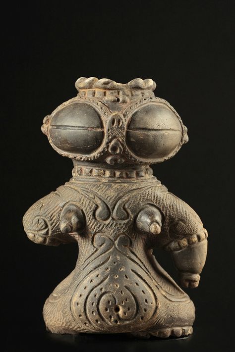 Shakōki Dogū (Goggle-eyed Clay Figurine), earthenware, early Final Jomon period, 1,000 – 800 BCE, Tōhoku region. H. 7 ⅞ × W. 5 . × D. 3 . in. (19.8 × 14.9 x 8.9 cm). Ex-collection Ken Domon, a renowned photographer, and the Teshigahara Family, which established the Ikebana Sogetsu School. Courtesy Mika Gallery. Jomon Period, Ikebana Sogetsu, Alien Artifacts, Ancient Japan, Goddess Sculpture, Ancient Goddesses, Ancient Statues, Ancient Pottery, Prehistoric Art