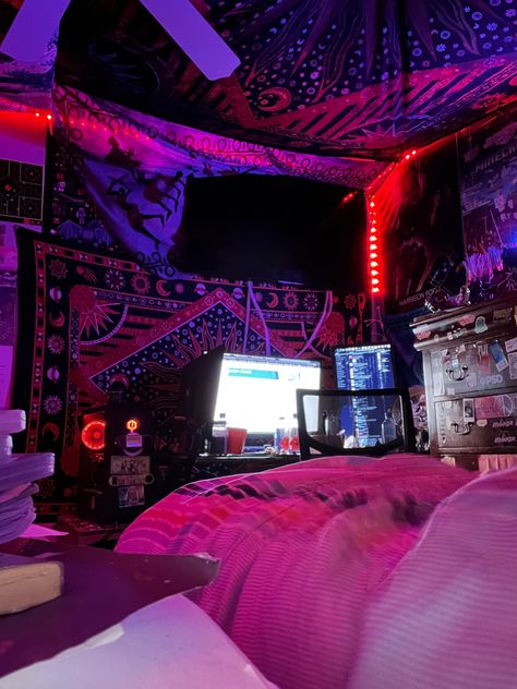 Grunge Room Tapestry, Garage Room Aesthetic, Trap House Room Aesthetic, Gangsta Room Ideas, Smoker Room Ideas, Trap Bedroom, Trap Rooms Aesthetic, Trippy Rooms Aesthetic, Trippy Rooms Bedrooms