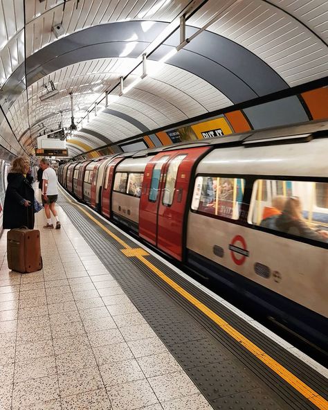 London Tube Station, London High Street, Rue Holden, The Tube London, Slay Girlboss, London Station, Tube London, 90s London, Underground London