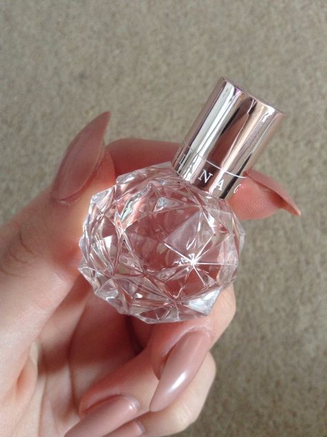 Mini Ari perfume Small Perfume Aesthetic, Mini Perfumes Aesthetic, Mini Perfume Aesthetic, Ariana Grande Mini Perfume, Cute Mini Perfume, Mini Perfume Collection Aesthetic, Perfume Aesthetic Ariana Grande, Ariana Grande Aesthetic Perfume, Aesthetic Perfumes