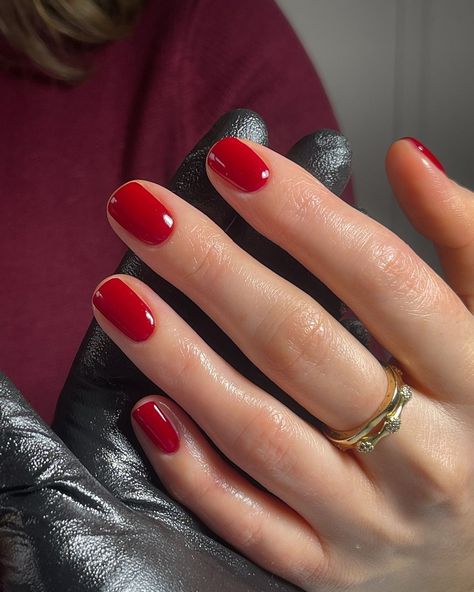 Nail Polish Pale Skin, Bright Red Nails With Design, Short Red Nails Ideas, Holiday Nails Red, Short Red Nails, Night At The Opera, Red Gel Nails, Bright Red Nails, A Night At The Opera