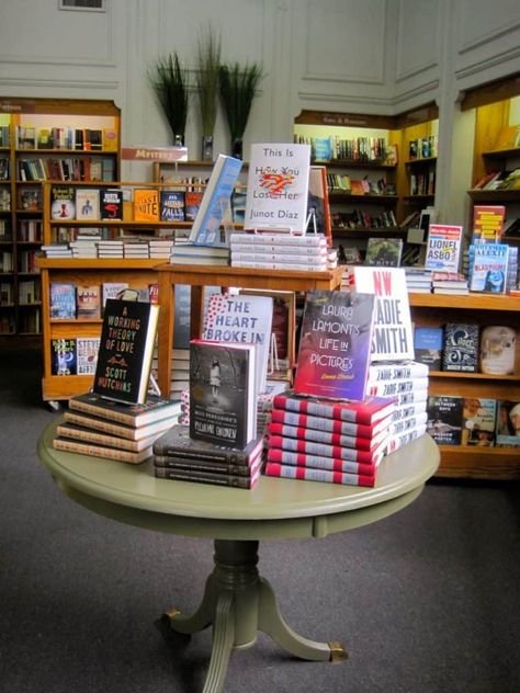 Unique Book Stores, Small Book Store Design, Bookstore Ideas Design, Bookstore Decor Ideas, Bookstore Counter, Bookstore Decoration, Book Store Ideas, Bookstore Decor, Small Bookstore