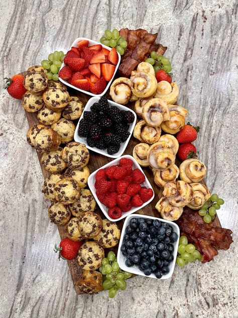 Mini Muffin and Cinnamon Roll Breakfast Board by The BakerMama Mini Muffin Charcuterie Board, Breakfast Charcuterie Board Party, Holiday Breakfast Charcuterie Board, Breakfast Food Board, Holiday Breakfast Board, Breakfast Snack Board, Brunch Ideas Charcuterie, Breakfast Food Party, Cinnamon Roll Board