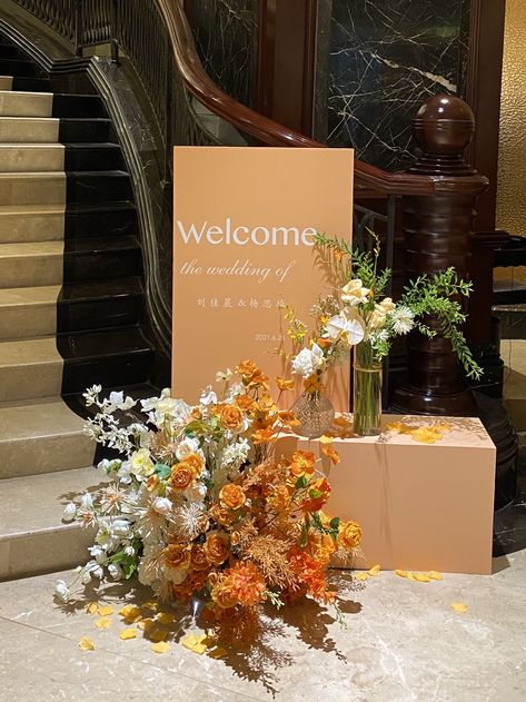 Orange Welcome Sign, Color Durazno, Orange Wedding Flowers, Wedding Backdrop Design, Event Backdrop, Wedding Decor Style, May Weddings, Lodge Wedding, Orange Wedding