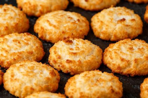 German Coconut Macaroons, Coconut Macaroons Cookies, Unsweetened Shredded Coconut Recipes, German Macaroons, Coconut Cookies Recipes Easy, Coconut Biscuits Recipes, Coconut Macaroon, German Sweets, Coconut Macaroon Cookies Recipes