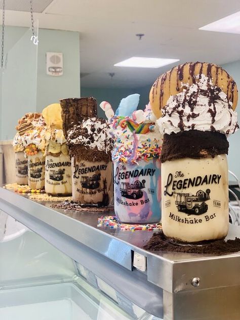 Milkshakes Aesthetic, Aesthetic Milkshake, Milkshake Aesthetic, Milkshake Shop, Freakshakes Recipe, Brownies Cheesecake, Milkshake Bar, Ice Cream Sundaes, Chocolate And Caramel