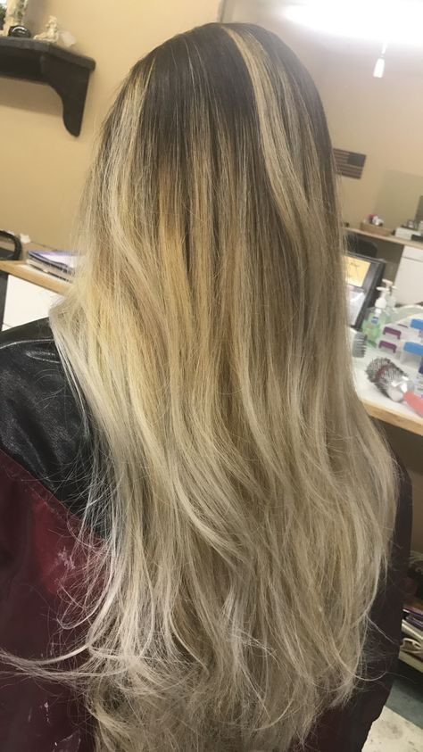 Outgrown Roots Blonde, Dirt Blonde Balayage, Emo Blonde Hair, Outgrown Roots, Blonde Hair With Brown Roots, Blonde Hair With Roots, Hair Things, Dark Roots, Roots Hair