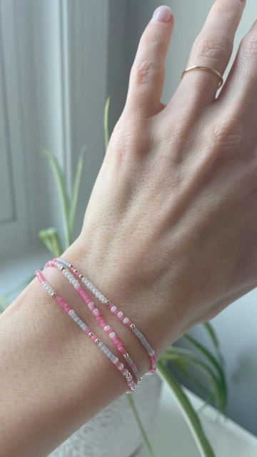 2mm Beads Bracelet, Diy Dainty Bracelet, Tiny Glass Bead Bracelet Ideas, Pink Glass Bead Bracelet, 2mm Seed Bead Bracelet, White Seed Bead Bracelets, Minimalist Beaded Bracelet, Small Beads Bracelets Ideas, Aesthetic Seed Bead Bracelets