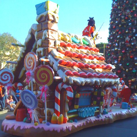 I'm excited for the Christmas parade, if only ours had floats this nice! I'll continue my tradition and be in my usual spot no matter how the floats turn out. Candy Houses, Halloween Eats, Outdoor Christmas Decorations Lights, Eggnog Latte, Christmas Parade Floats, Gingerbread Ideas, Candy Decor, Parade Ideas, Holiday Parades