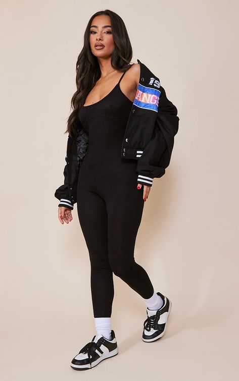 Black Jumpsuit With Sneakers, Black One Piece Outfit Jumpsuit, All Black Jumpsuit Outfit, Uk Girl Outfits, Full Body Jumpsuit Outfit, Outfits With Jumpsuits, Uk College Outfits, Body Suit Outfits Black Women, Black Jumpsuit Outfit Casual