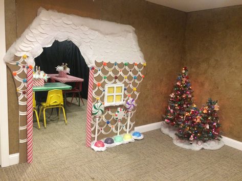 Gingerbread house on the opening for kids seating area Gum Drop Christmas Decorations, Gum Drop, School Doors, Gum Drops, Kids Seating, Diy Candy, Kids Corner, Hallway Decorating, Gingerbread House