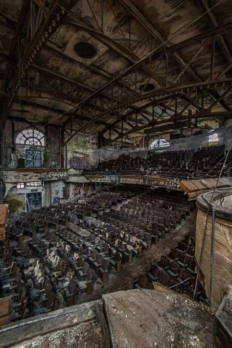 Apocalypse Landscape, Abandoned Hotels, Abandoned City, Old Abandoned Buildings, Church Aesthetic, Abandoned Asylums, Graffiti Photography, Abandoned Church, Building Photography